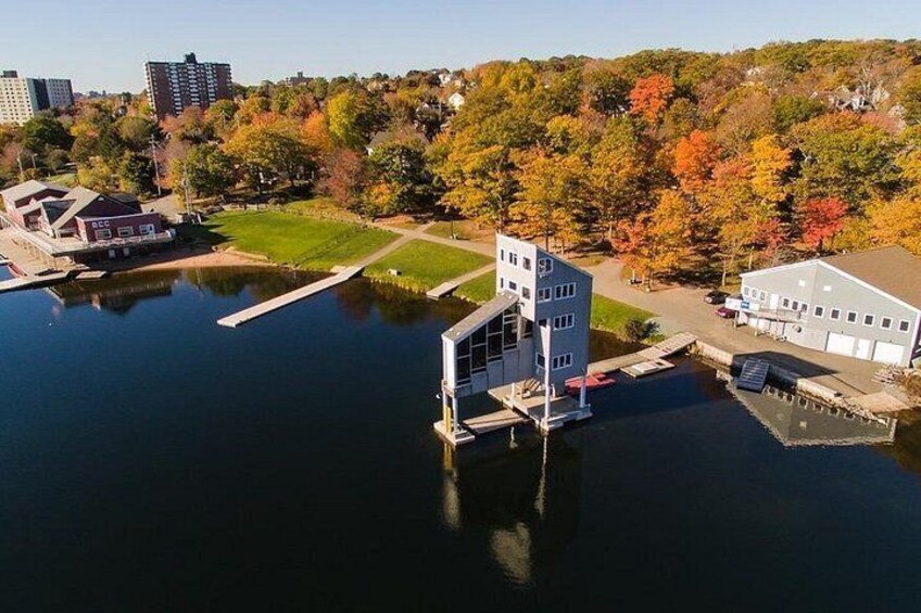 Una torre de agua, un muelle y edificios cerca de un lago con follaje otoñal. 2