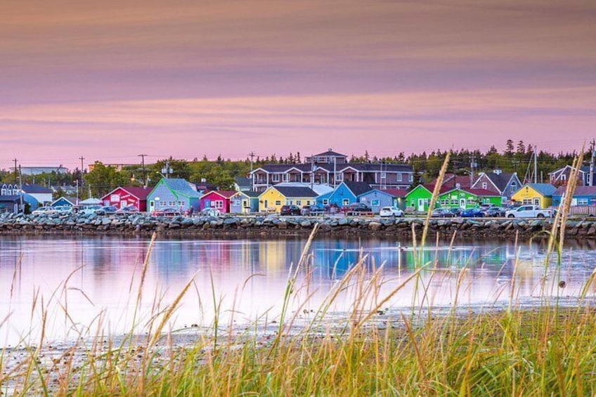 Un muelle con casas coloridas y una superficie acuática tranquila. 3
