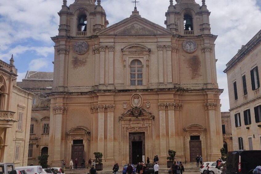 Une église historique dotée d’un clocher, de grandes fenêtres en arc et d’une entrée centrale. 4
