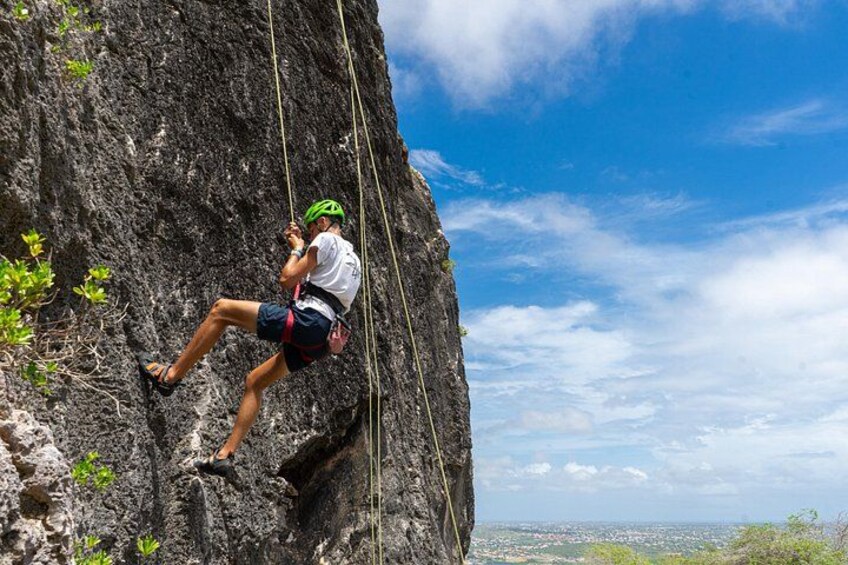Una persona che fa arrampicata su una parete rocciosa. 5
