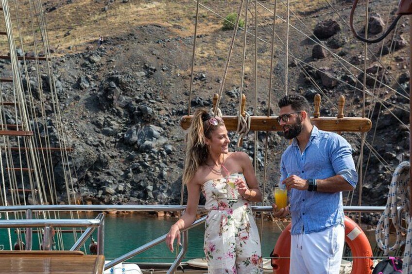 Una pareja en un bote, con terreno rocoso y un flotador de fondo. 2