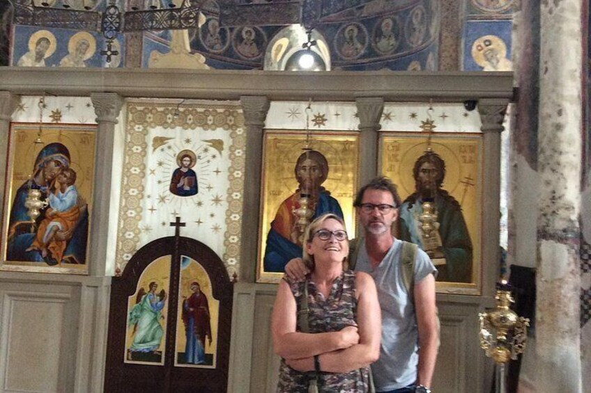 Ein Kircheninneres mit religiösen Ikonen und einem Kruzifix. 4