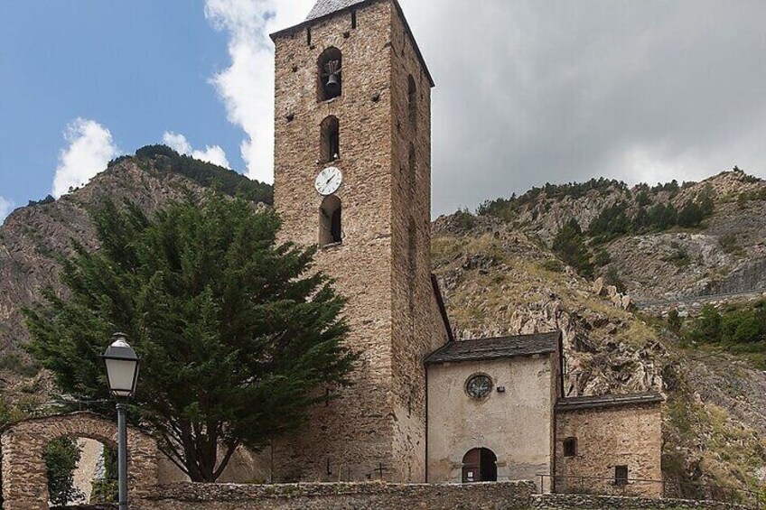 Guided tour "Love stories of Canillo"