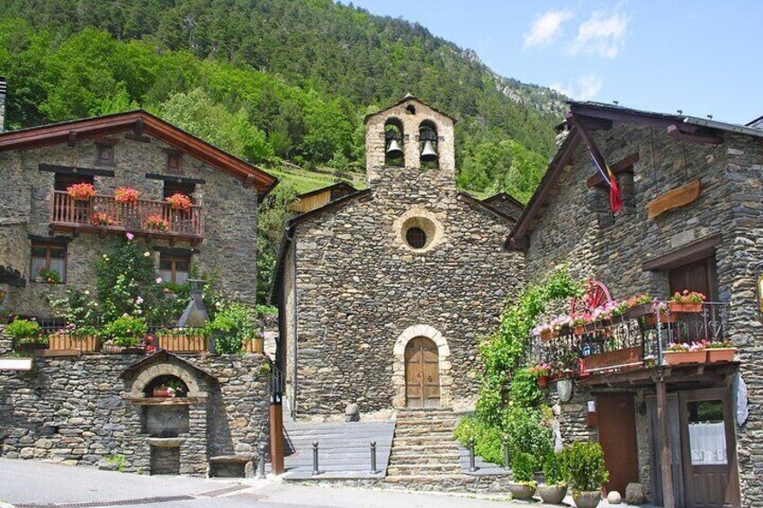 Guided tour "Love stories of Canillo"