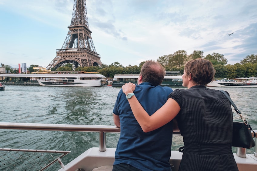 Una pareja en un barco, con la Torre Eiffel al fondo. 5