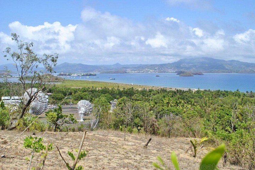 Un paisaje costero con cielo despejado, una masa de agua y montañas a lo lejos. 2
