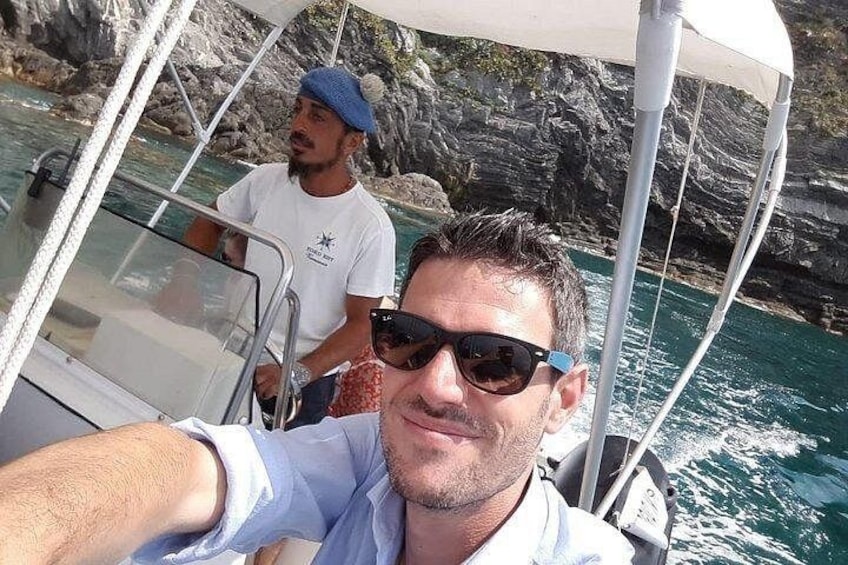 Ein Boot auf dem Wasser, im Hintergrund felsige Klippen. 4