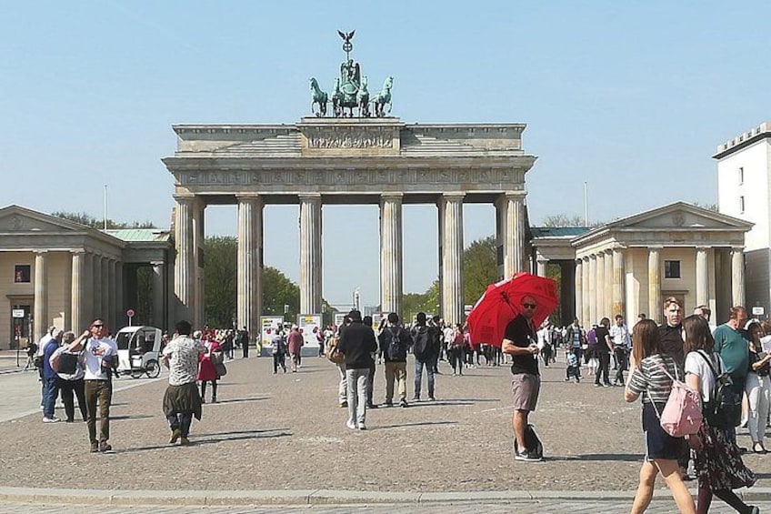 Brandenburgs Porte i Berlin omgivet af fodgængere. 1