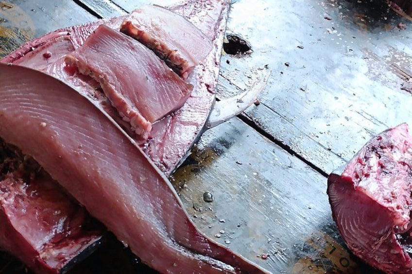 Carne cruda sobre una superficie de madera. 5