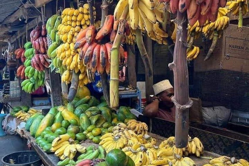 Un puesto de mercado exhibe varias bananas y plátanos. 3