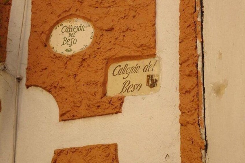 A wall with two signs, one above the other, both reading 'Callejón del Bego'. 5