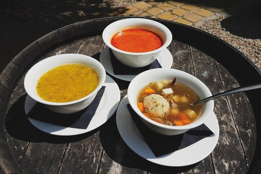 Trois bols de soupe sur un plateau en bois. 3