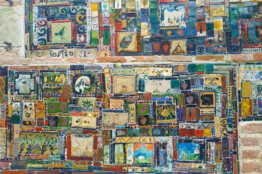 Un muro a mosaico con varie piastrelle colorate. 2