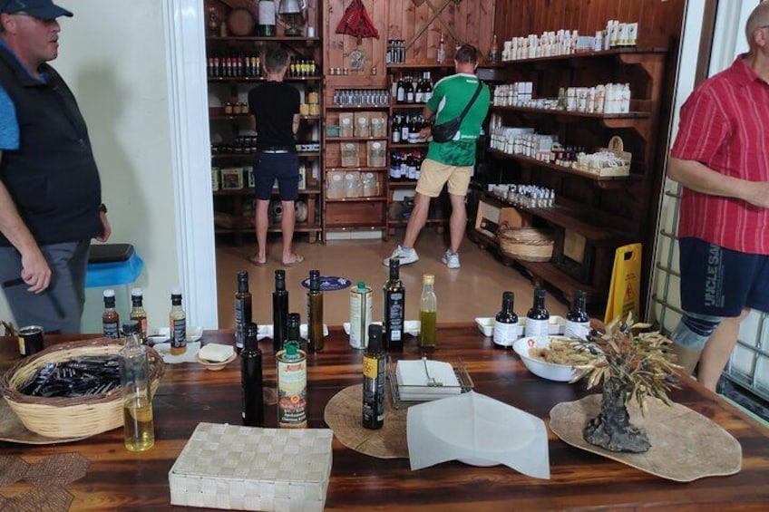 Interior de una tienda con estantes llenos de botellas y un mostrador con varios artículos. 2