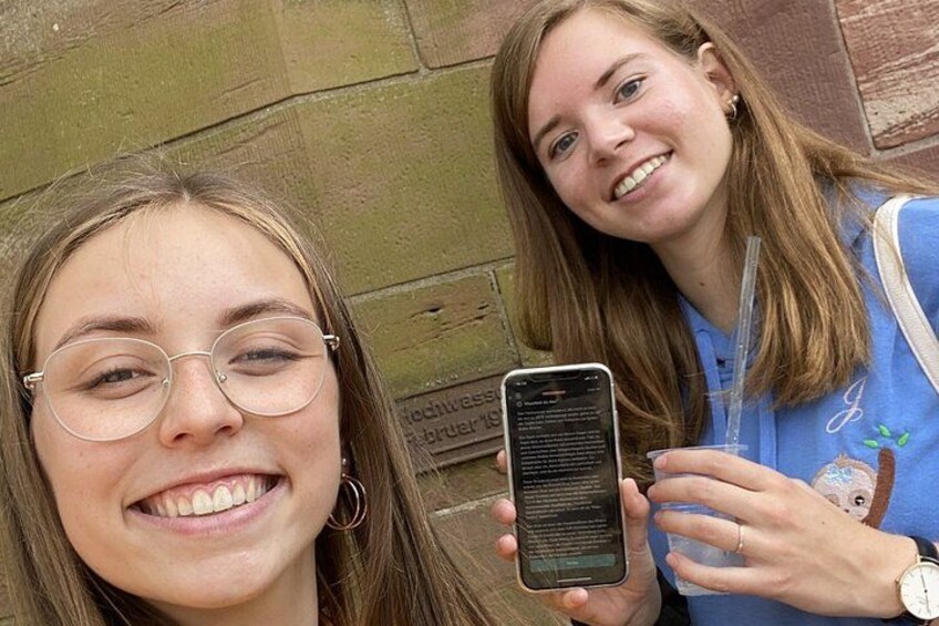 To personer holder smartphones, den ene med et gennemsigtigt cover, og den anden med et klart cover. 3