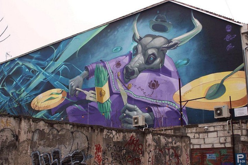 Une fresque représentant un taureau portant un casque d’astronaute, peinte sur le mur d’un immeuble. 4