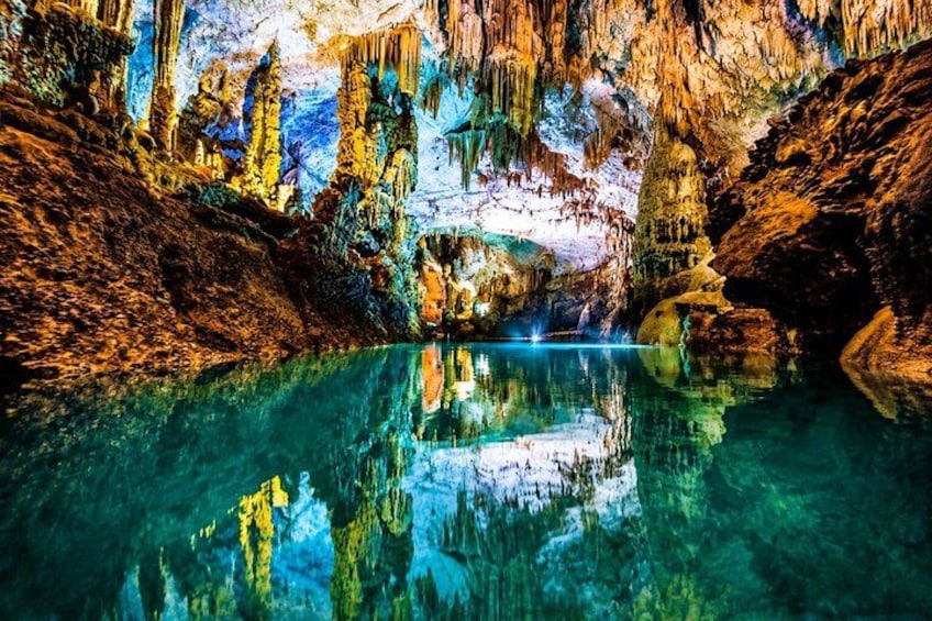 Une grotte ornée de stalactites et dotée d’un bassin aux eaux miroitantes. 3