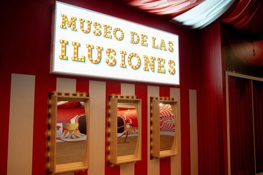 Skilt med teksten 'Museo de las Ilusiones' og tre indrammede billeder nedenfor. 2