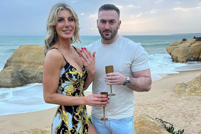 Una spiaggia con rocce e l'oceano sullo sfondo. 4