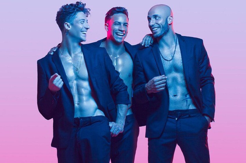 Drie mannen in pakken, met opengetrokken overhemdsknopen, staan dicht bij elkaar. 4