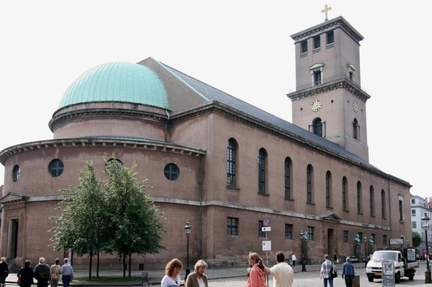 Una iglesia grande con una cúpula y un campanario. 2