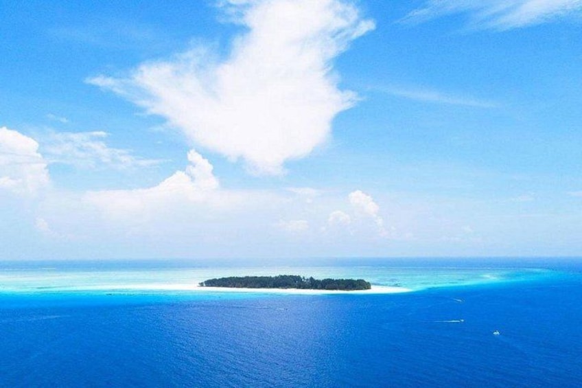 Ein tiefblaues Meer mit einer kleinen Insel in der Ferne. 1