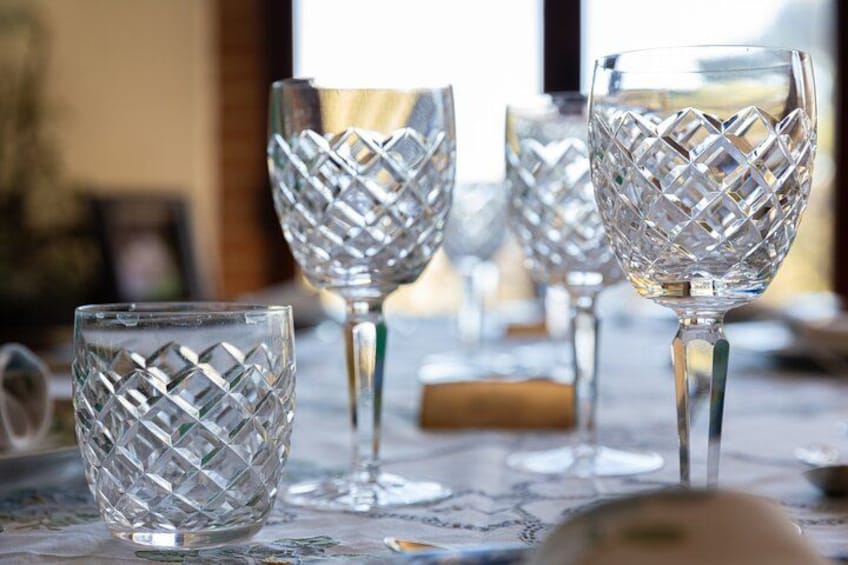 Une table avec des verres en cristal et un bouchon. 5