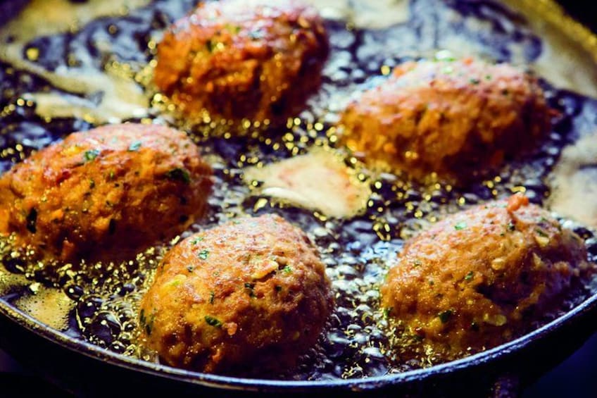 Des boulettes de viande qui cuisent dans de l’huile. 3