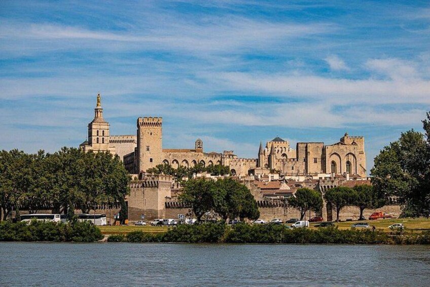 Een historisch kasteel met torens en een grote kerk aan een rivier. 2