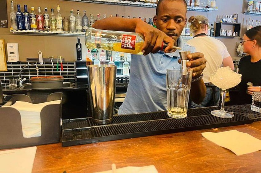 Un barman verse une boisson dans un grand verre. 1