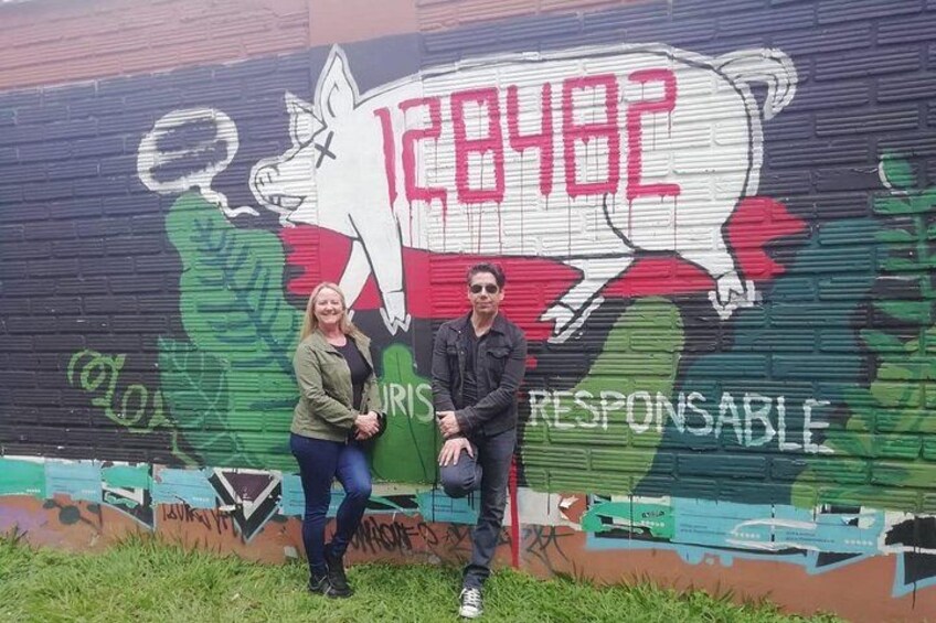 Een muurschildering met een stier en het nummer 12882, een persoon die ervoor staat, en het woord 'RESPONSABLE' op de muur. 5