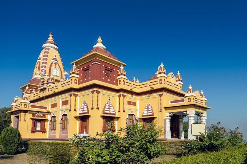 Un temple à la façade jaune, doté de plusieurs dômes et présentant des détails architecturaux complexes. 2