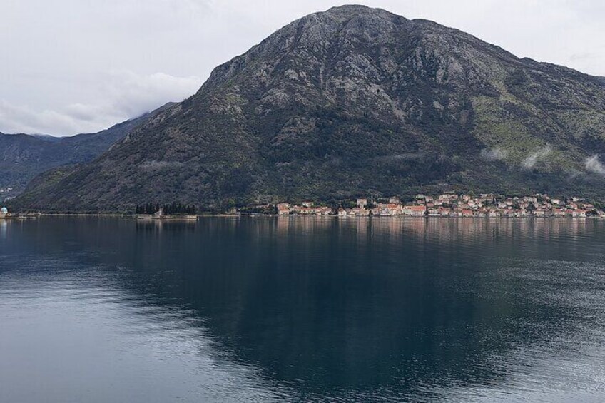 Una montaña, un lago y un pueblo. 4