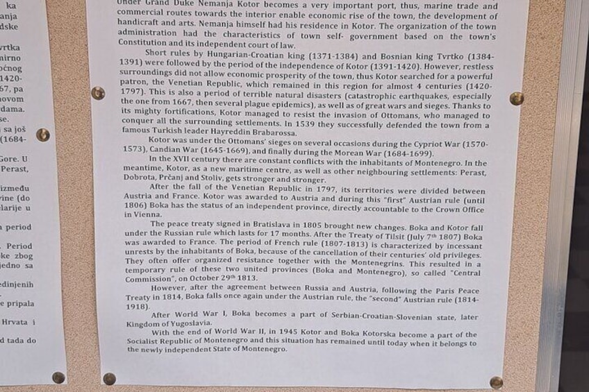 Un documento histórico sujeto a un tablón de anuncios. 2
