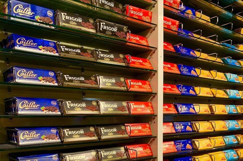 Estantes llenos de barras de chocolate Frigor y Cailler. 2
