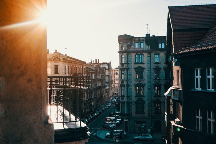Una calle con edificios, un puente y un semáforo. 2