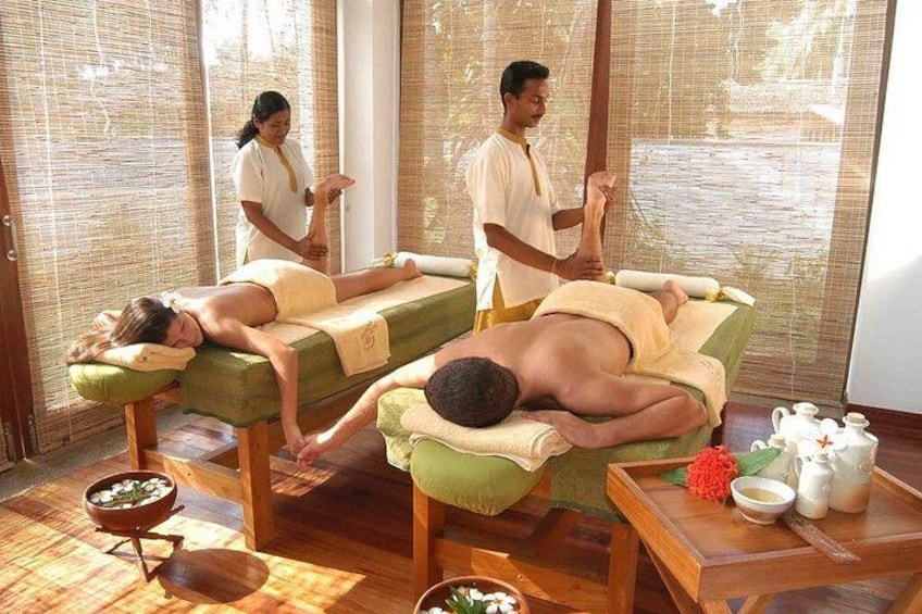 Eine Massageanwendung mit zwei Klienten und zwei Therapeuten in einem Raum mit Tatami-Matten und traditioneller Einrichtung. 2