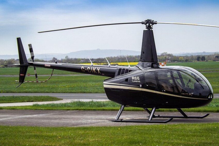 En helikopter med registreringen G-CIKX på en startbane. 3