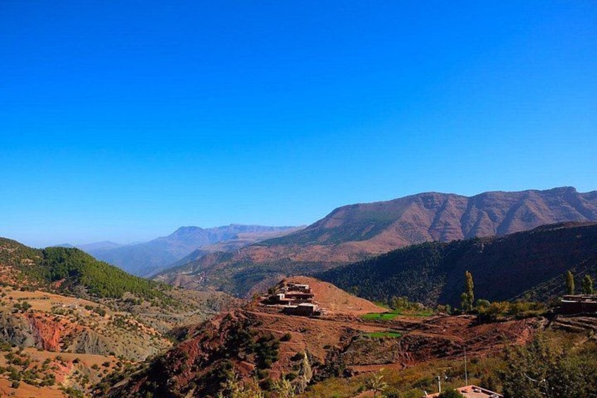 Un paysage montagneux sous un ciel dégagé. 2