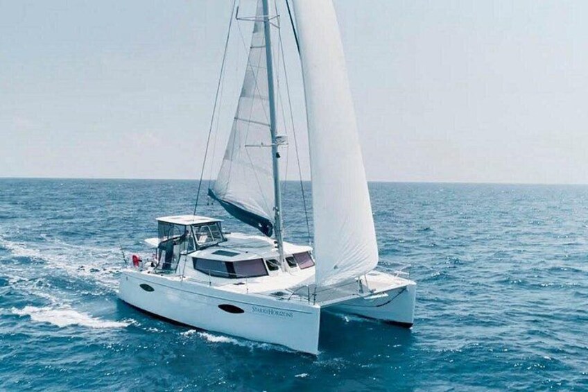 Un catamarán blanco navegando en el océano. 3