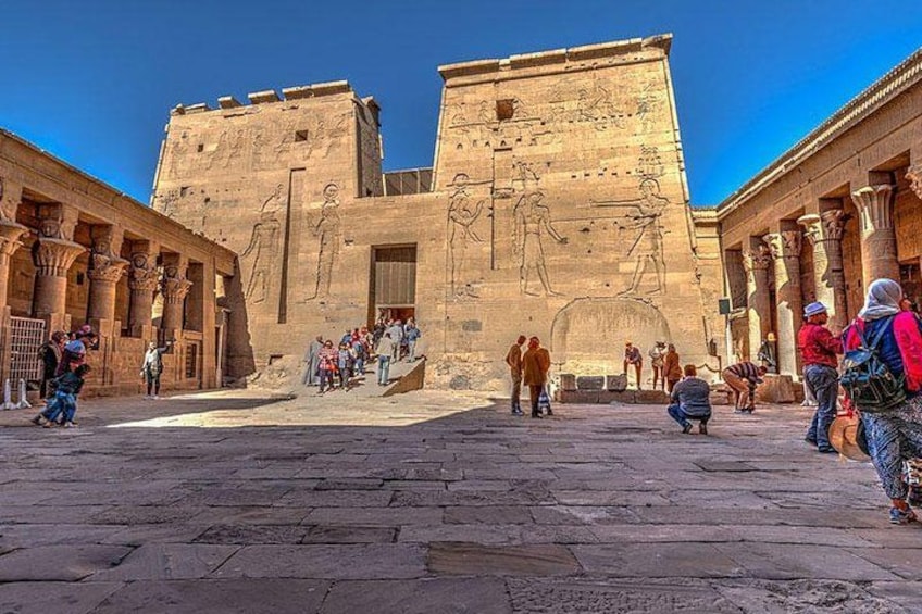 L’entrée d’un temple égyptien antique, ornée d’hiéroglyphes et de colonnes. 2