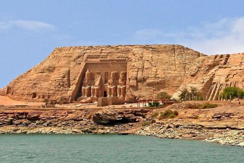 Une vaste formation rocheuse ornée de statues et de hiéroglyphes de l’Égypte ancienne. 3