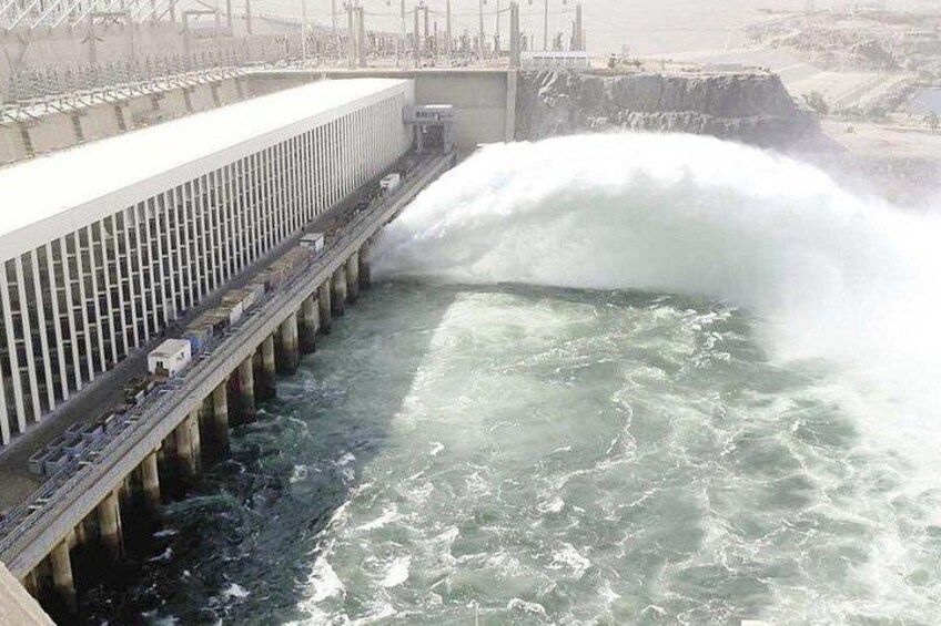 Una diga con un ampio trabocco d'acqua, un ponte e una riva rocciosa. 4