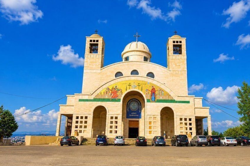 Una chiesa con due torri, una cupola e un affresco sulla facciata. 2