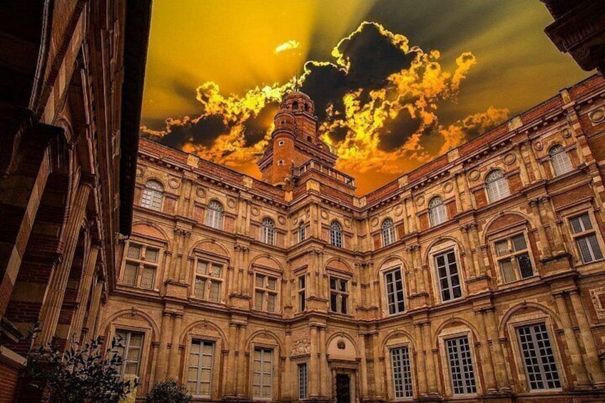 En historisk bygning med detaljeret arkitektur og en dramatisk himmel. 3