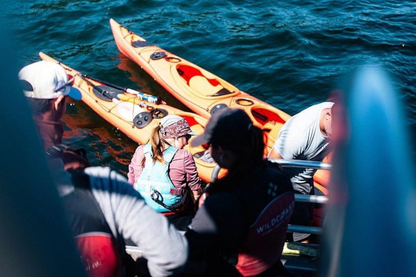 Mensen bereiden kajaks voor op een boot. 3