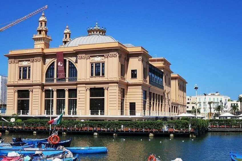 Un bâtiment historique doté d’un dôme et de minarets, une rivière paisible où naviguent des bateaux, et un ciel bleu et dégagé. 3