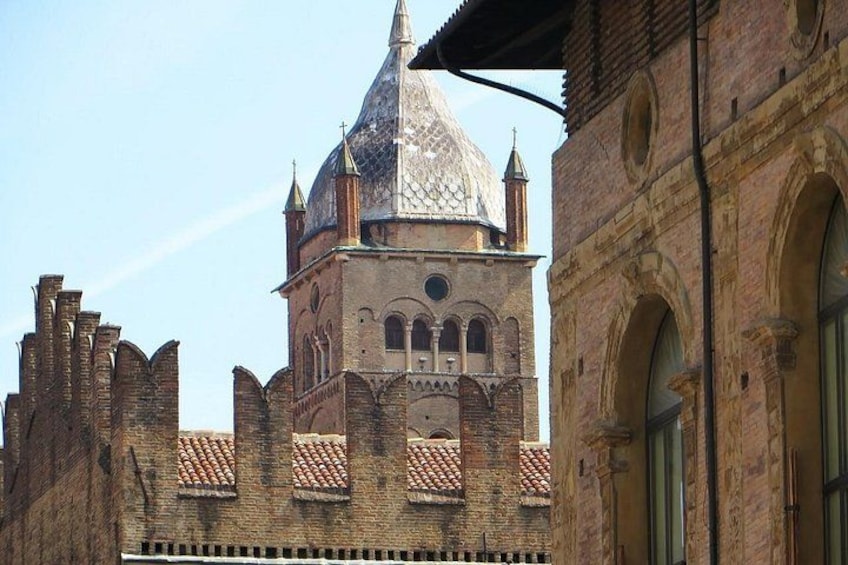 Ein historisches Gebäude mit einem Glockenturm und Bogenfenstern. 2