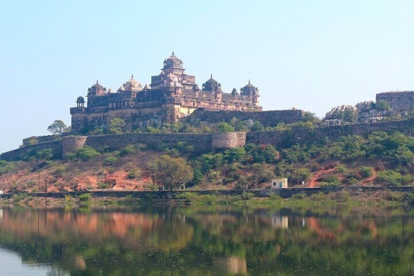 Touristic Highlights of Orchha & Jhansi (Guided Fullday Sightseeing Tour by Car)