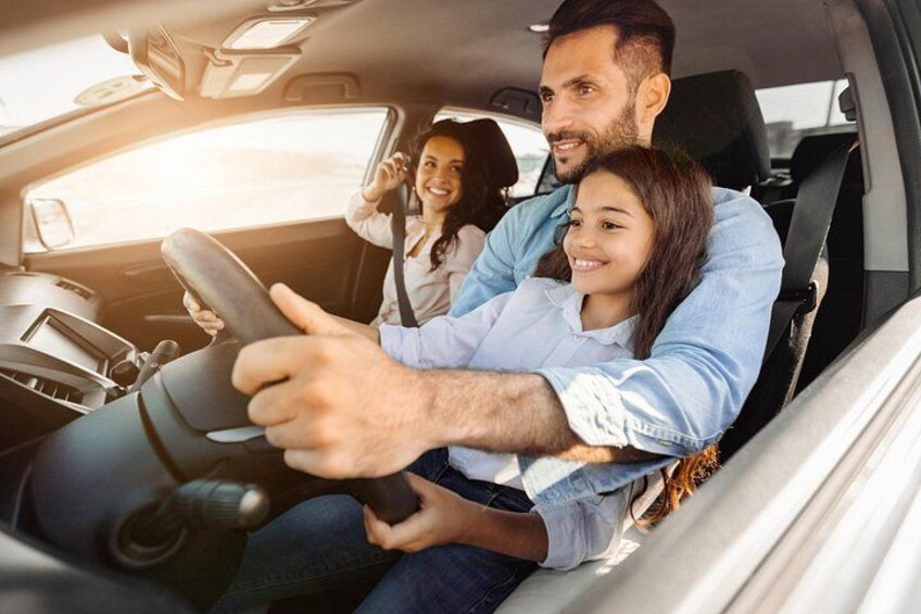 L'intérieur d'une voiture, avec un conducteur et deux passagers. 2